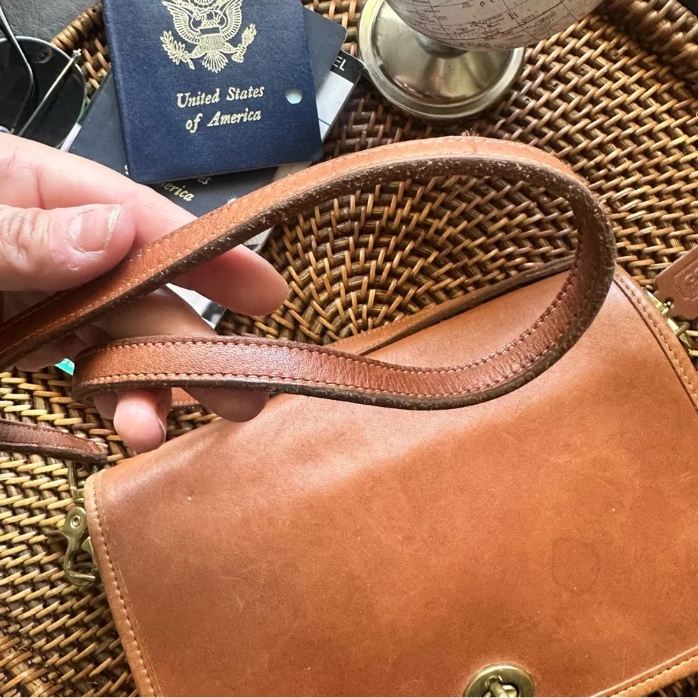 COACH British Tan Leather 1980’s Penny Pocket Crossbody Clutch Purse Vintage - Picture 2 of 14